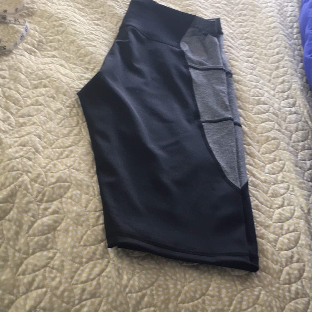 Ladies stretchy side stash pocket shorts Xl NWOT